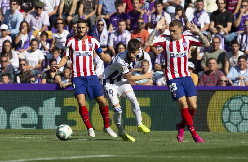 Salisu marca a Morata.