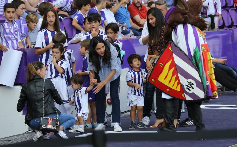 Salisu marca a Morata.