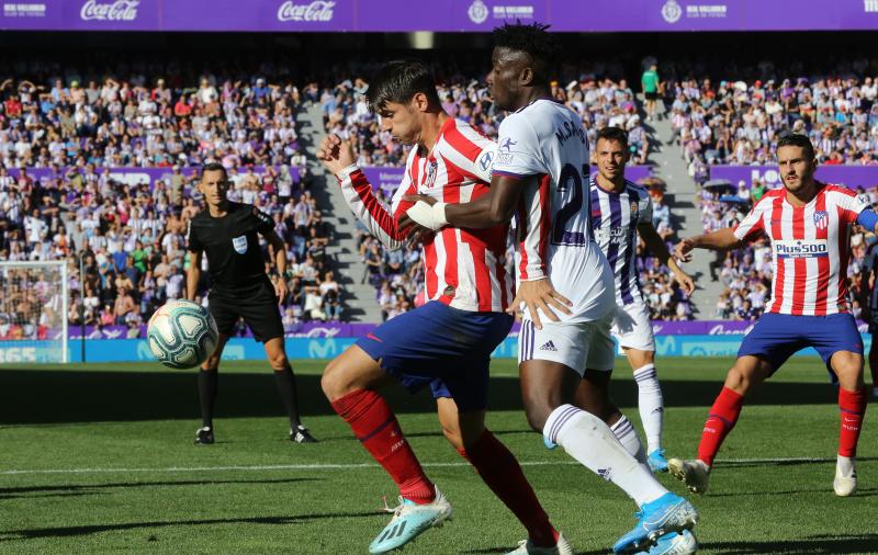 Salisu marca a Morata.