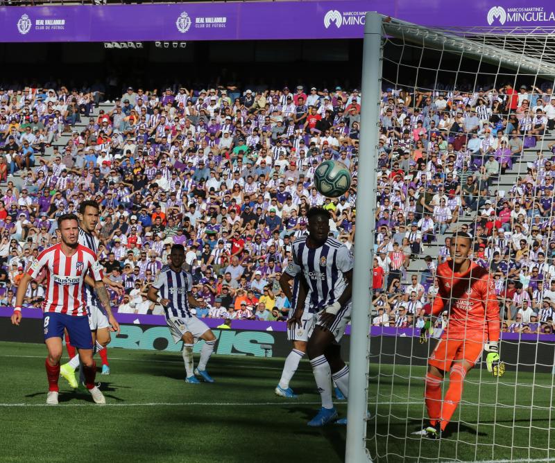 Salisu marca a Morata.