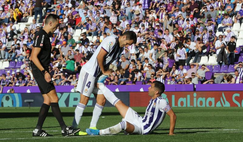 Salisu marca a Morata.