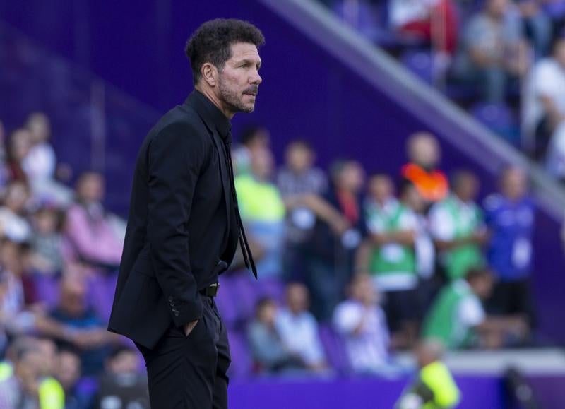 Salisu marca a Morata.