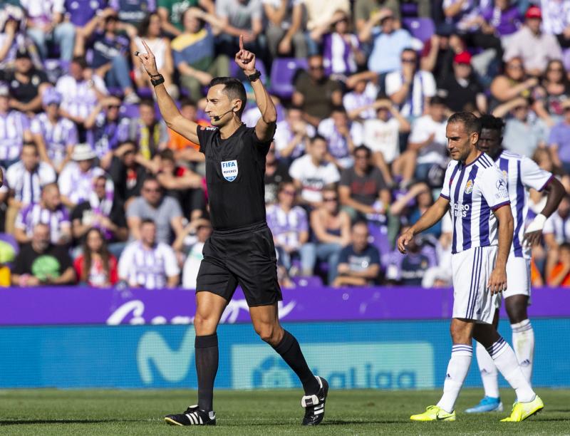 Salisu marca a Morata.