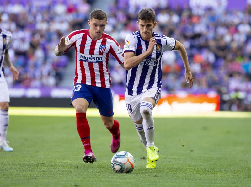 Salisu marca a Morata.