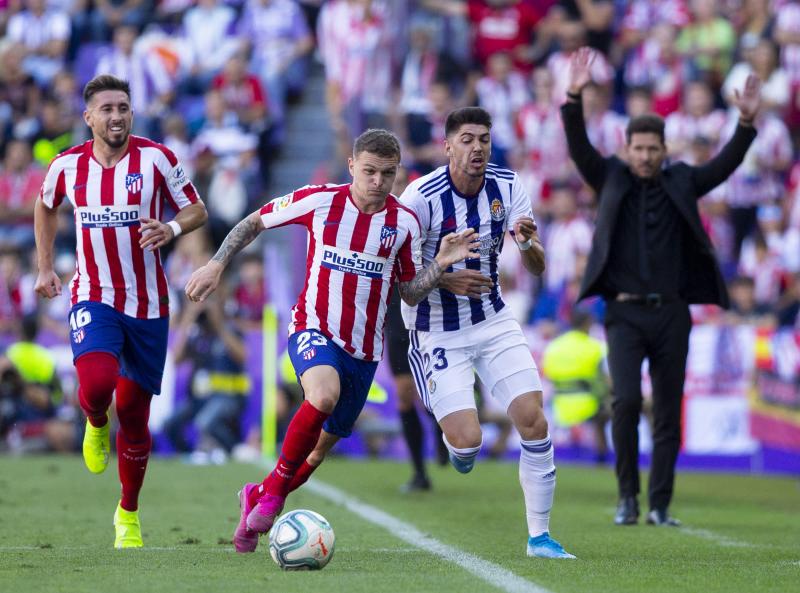 Salisu marca a Morata.