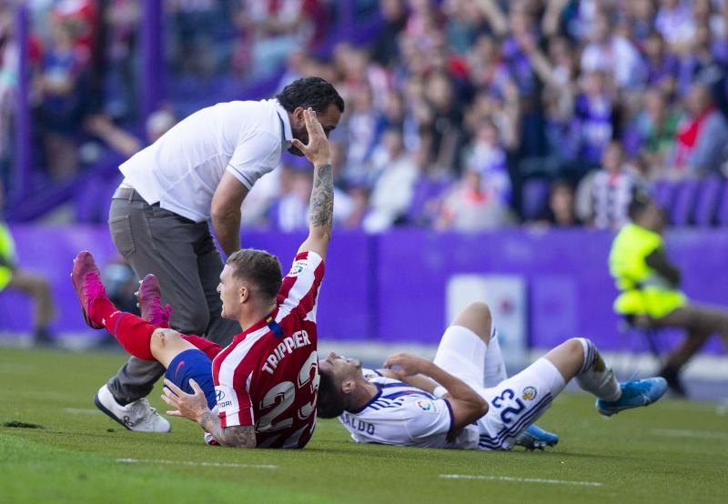 Salisu marca a Morata.