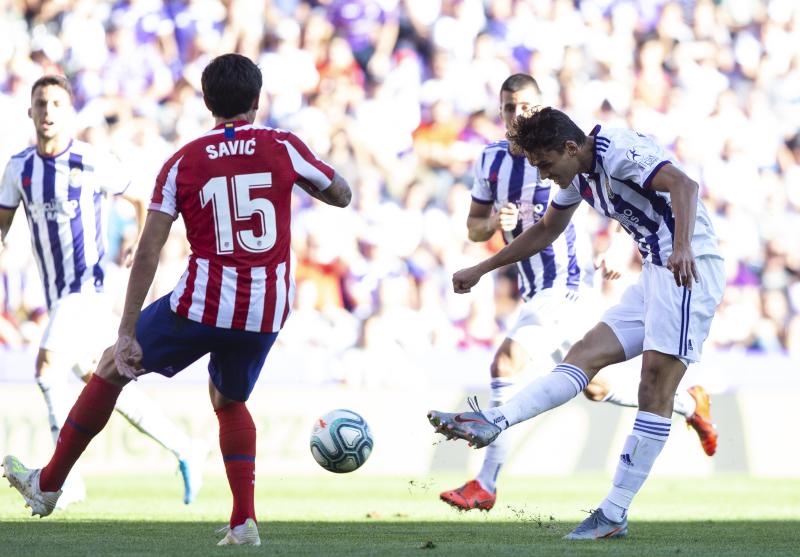 Salisu marca a Morata.