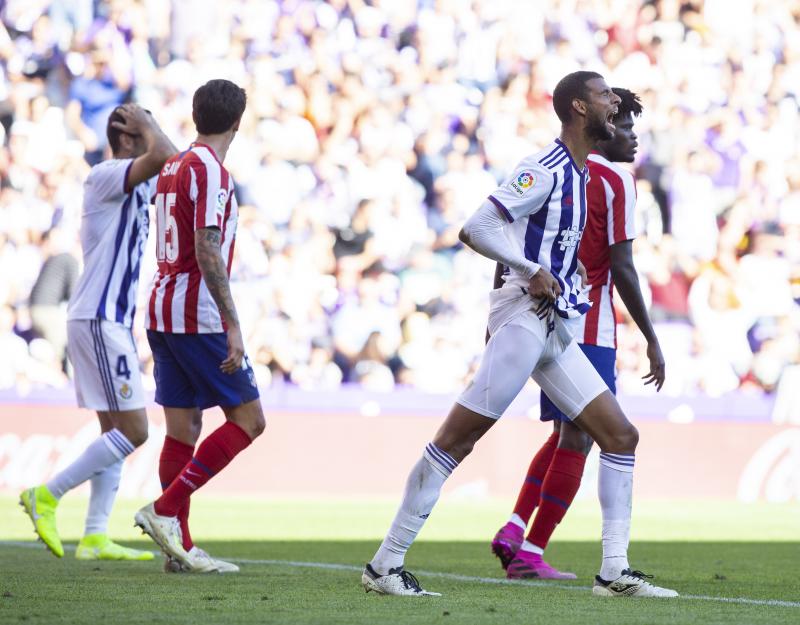 Salisu marca a Morata.