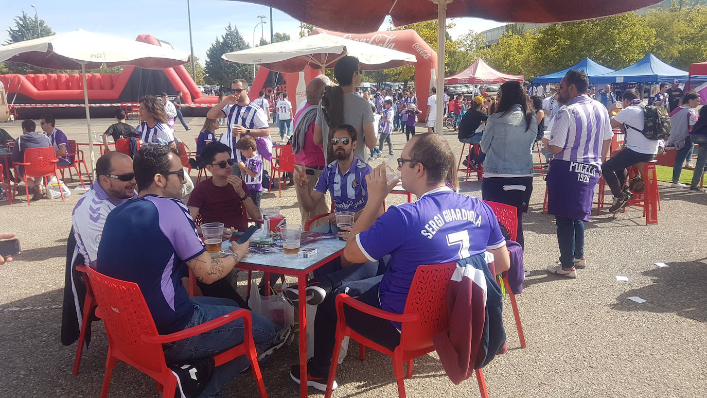 Aficionados blanquivioletas en la 'fan zone'. 