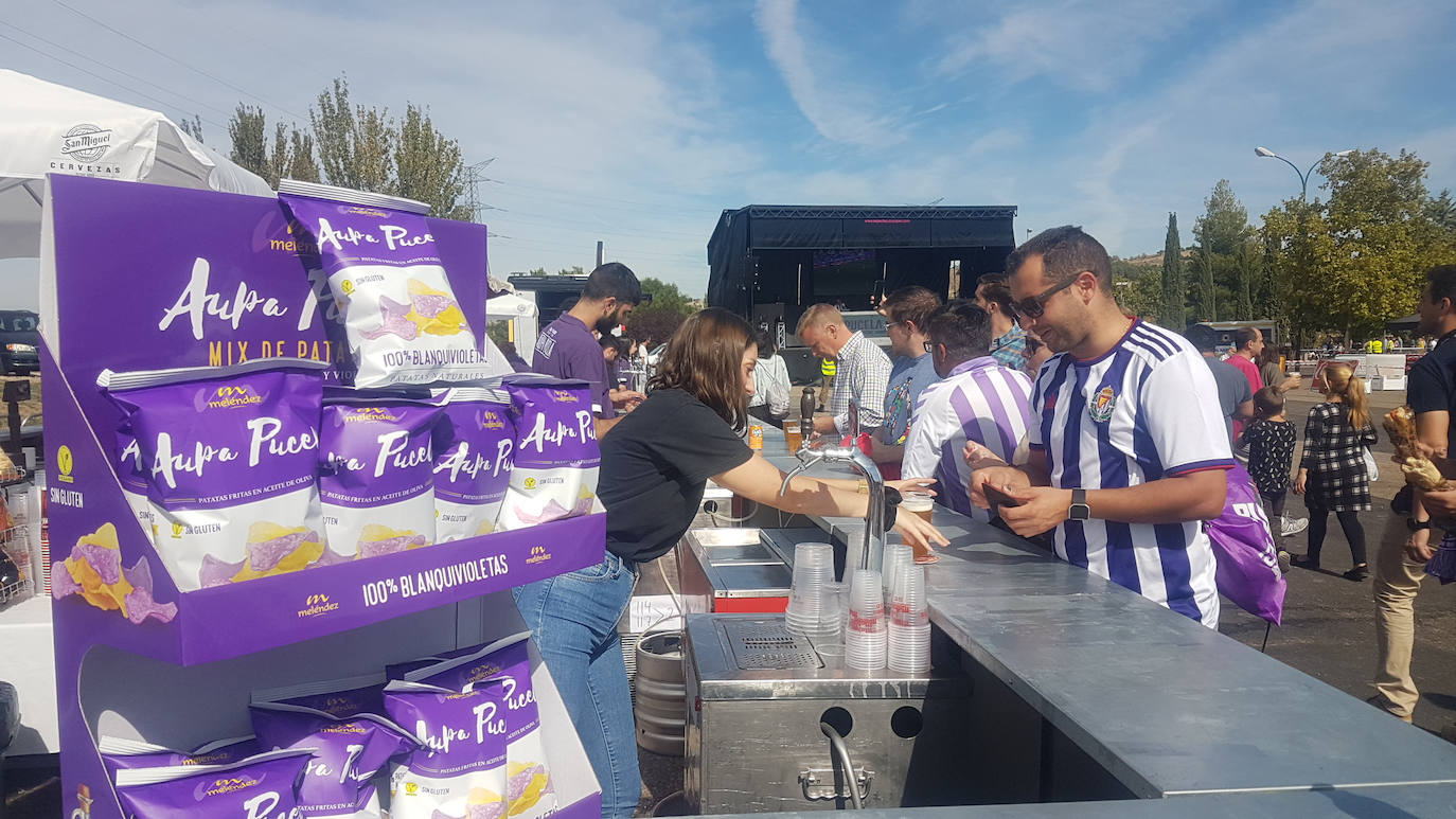 Aficionados blanquivioletas en la 'fan zone'. 