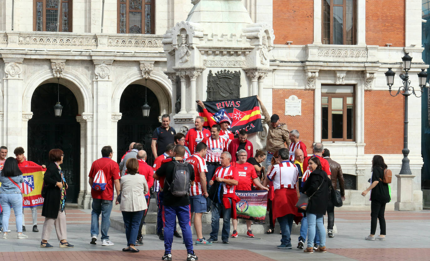 Aficionados blanquivioletas en la 'fan zone'. 