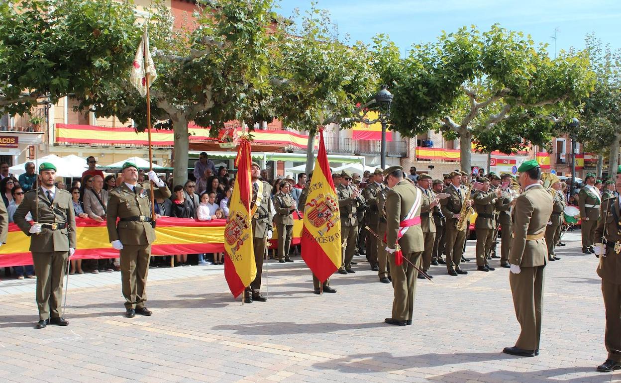 El personal civil jura la bandera en la Plaza de España de Nava del Rey.