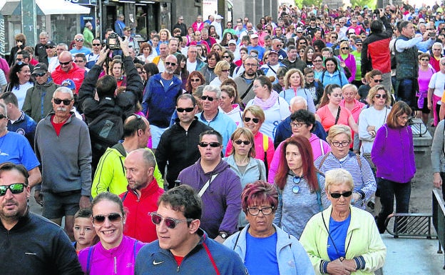 Multitud de gente en la marcha de Apadefim. 