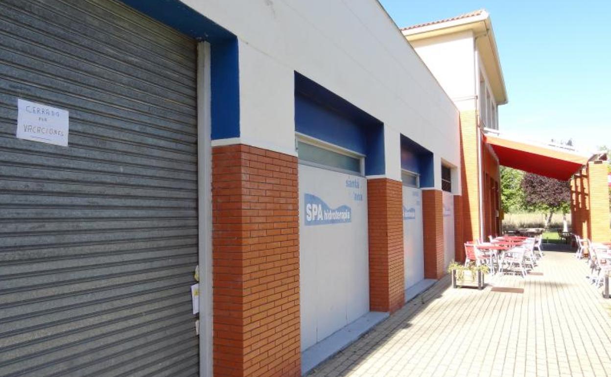 Cartel de 'cerrado por vacaciones' en el Spa Santa Ana.