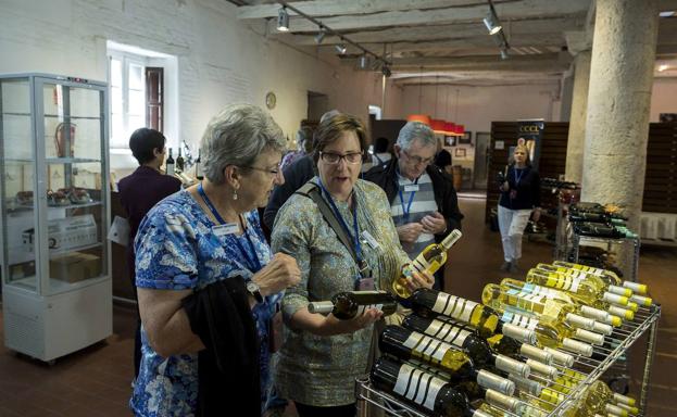 Turistas en la tienda de una bodega de la Ruta del Vino de Rueda.