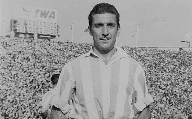 Aunque era un goleador de eficacia contrastada, Lolo tuvo que adaptarse a las necesidades del equipo y también fue un elemento valioso como medio volante.