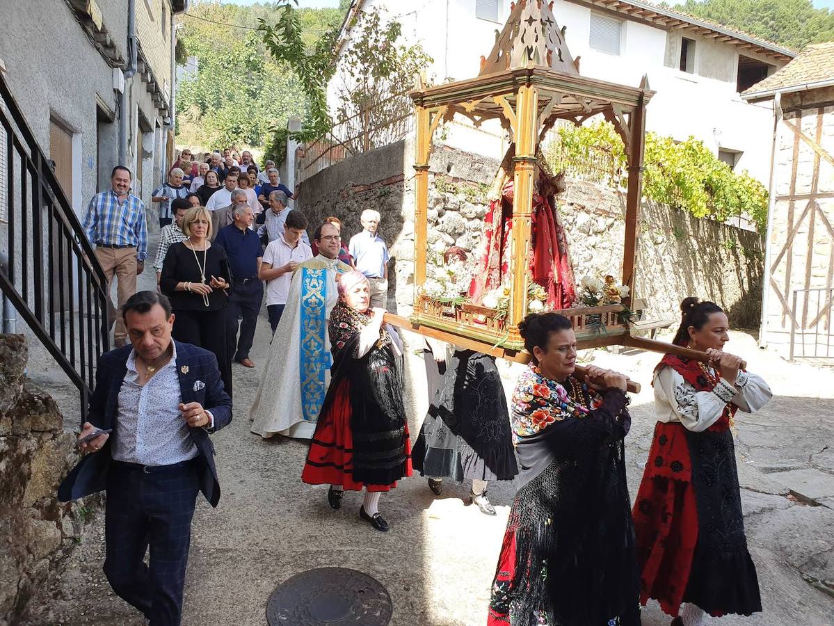 Fotos: La Virgen de la Misericordia estrena manto en Monleras