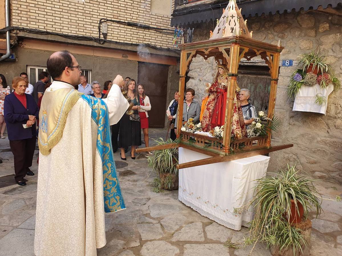 Fotos: La Virgen de la Misericordia estrena manto en Monleras