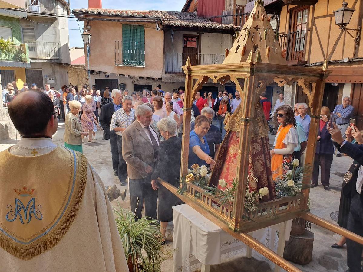 Fotos: La Virgen de la Misericordia estrena manto en Monleras