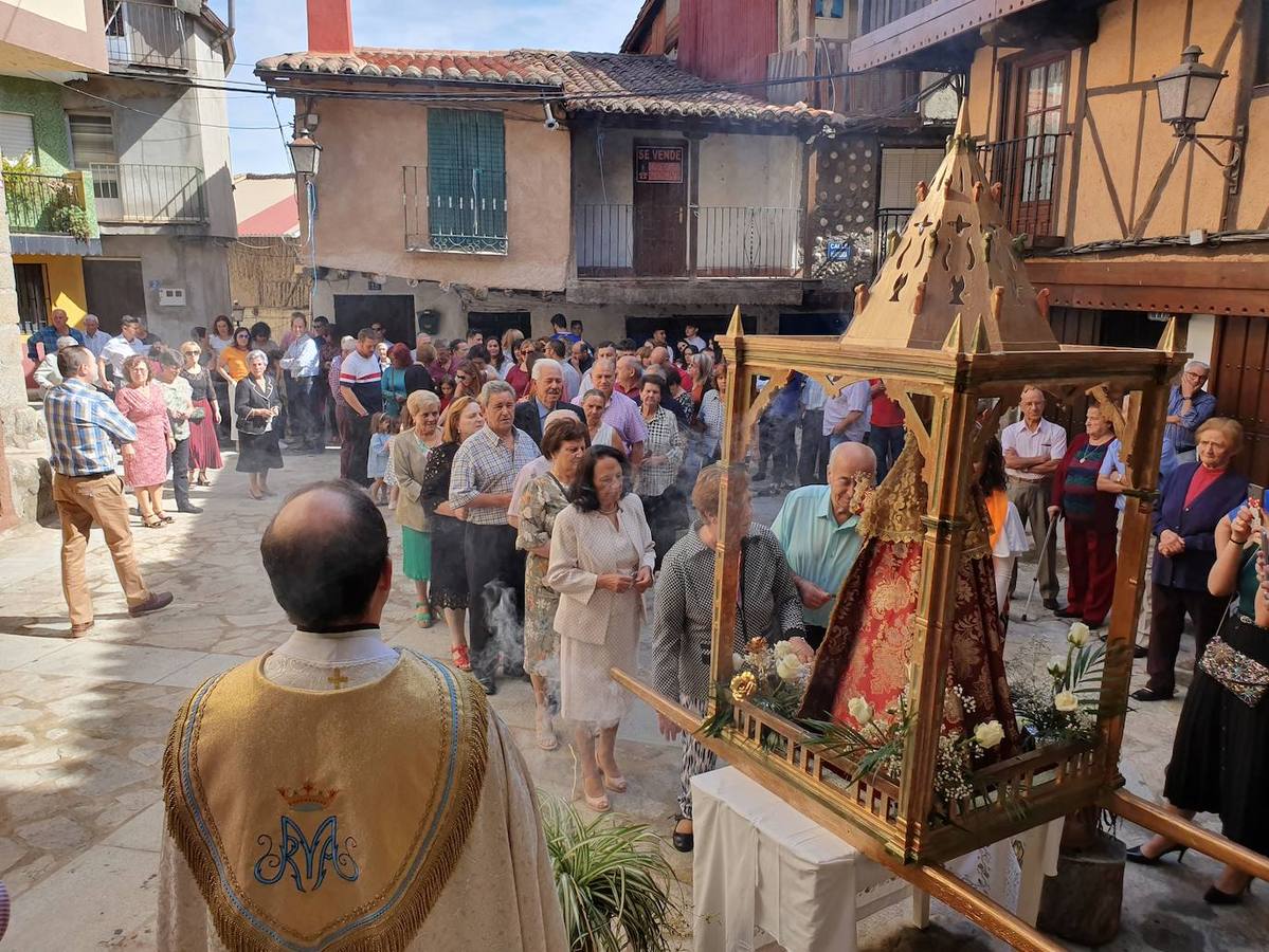 Fotos: La Virgen de la Misericordia estrena manto en Monleras