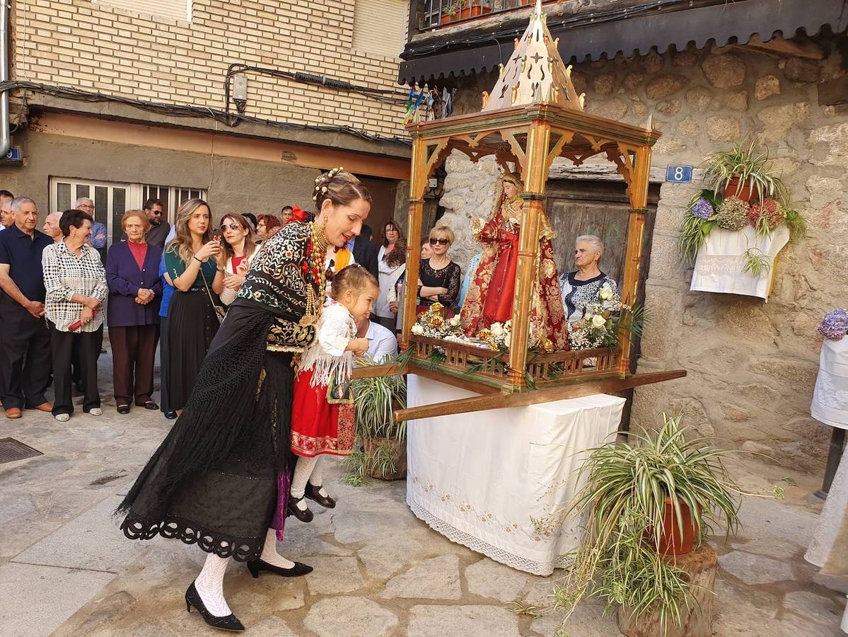 Fotos: La Virgen de la Misericordia estrena manto en Monleras