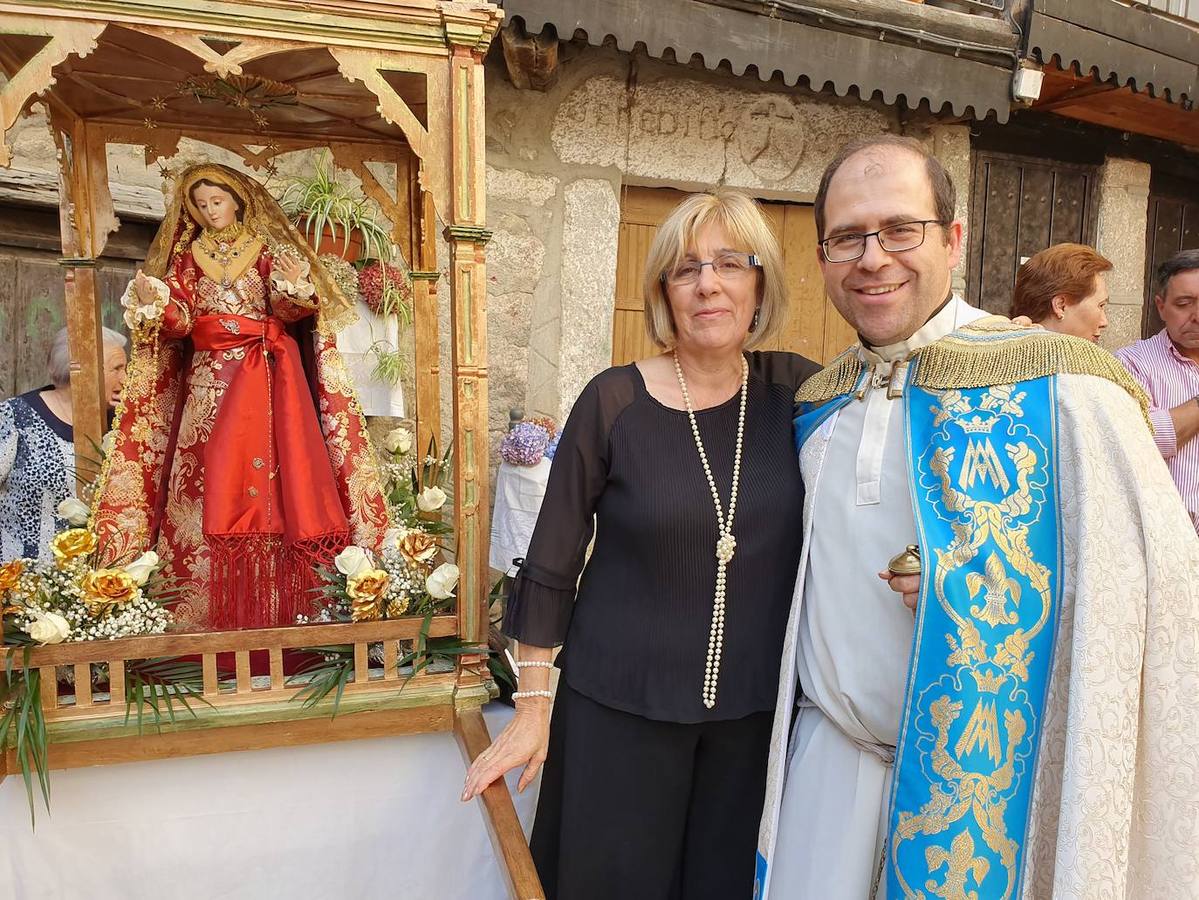 Fotos: La Virgen de la Misericordia estrena manto en Monleras