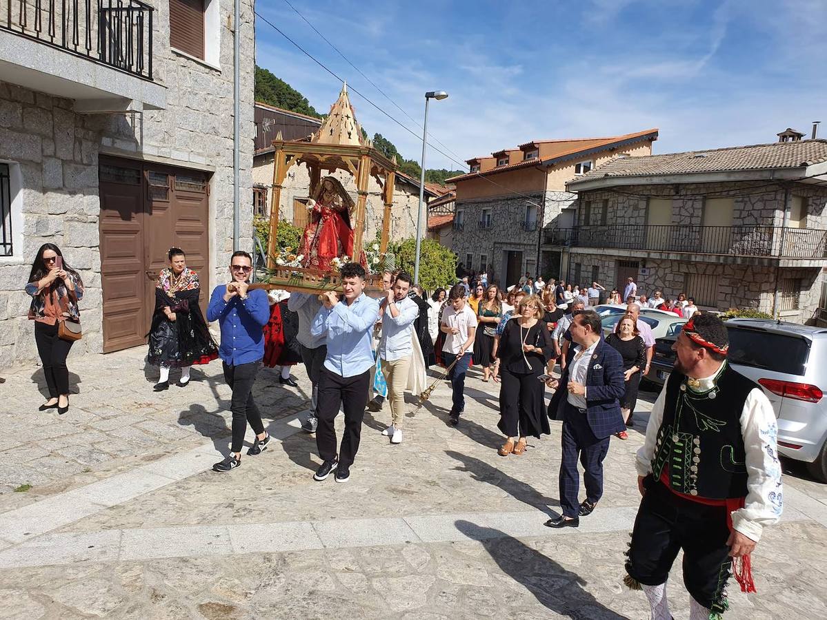 Fotos: La Virgen de la Misericordia estrena manto en Monleras