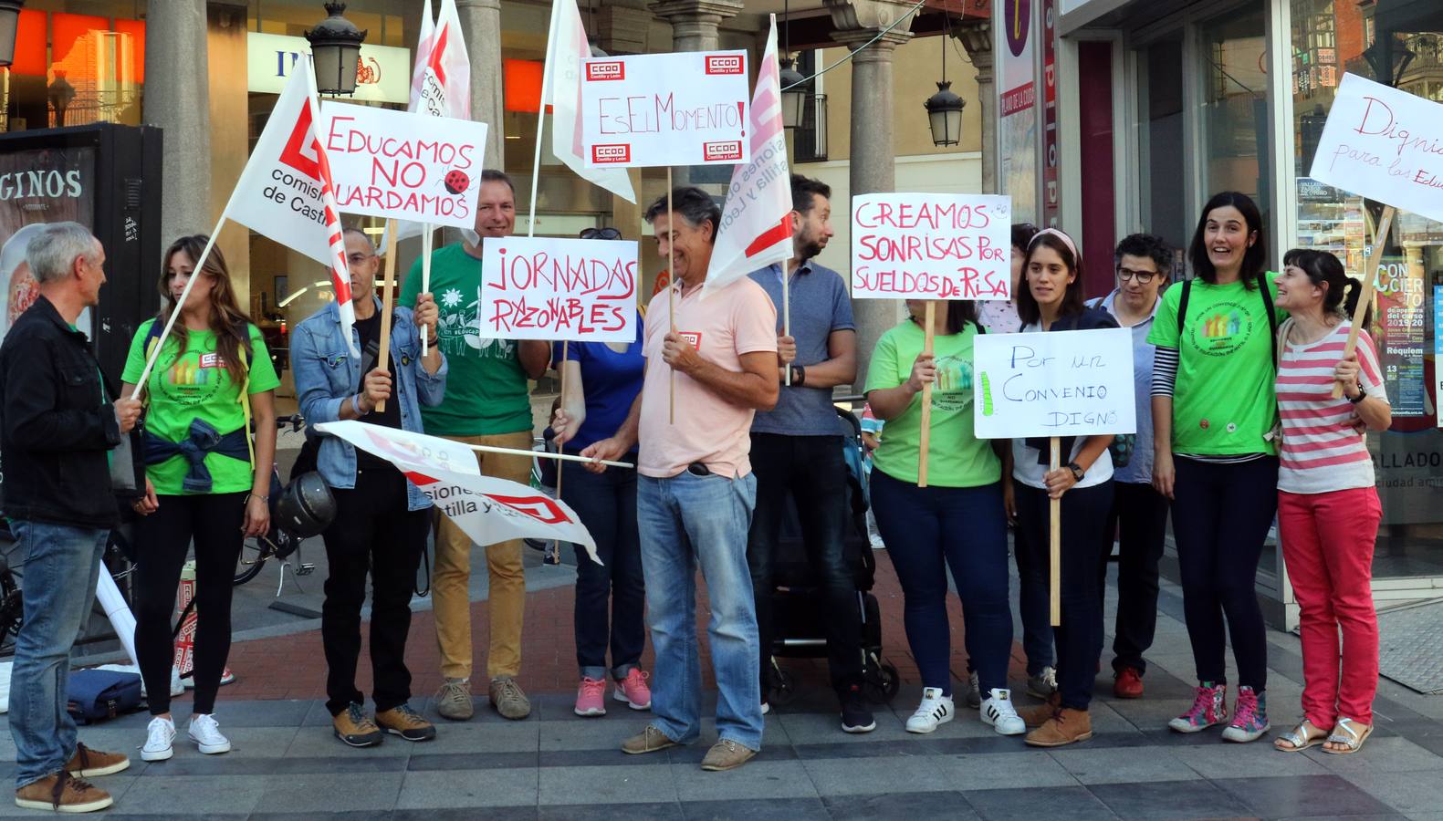 Concentración de trabajadores de escuelas infantiles en Valladolid. Reivindican su labor bajo el lema «educamos, no guardamos» 