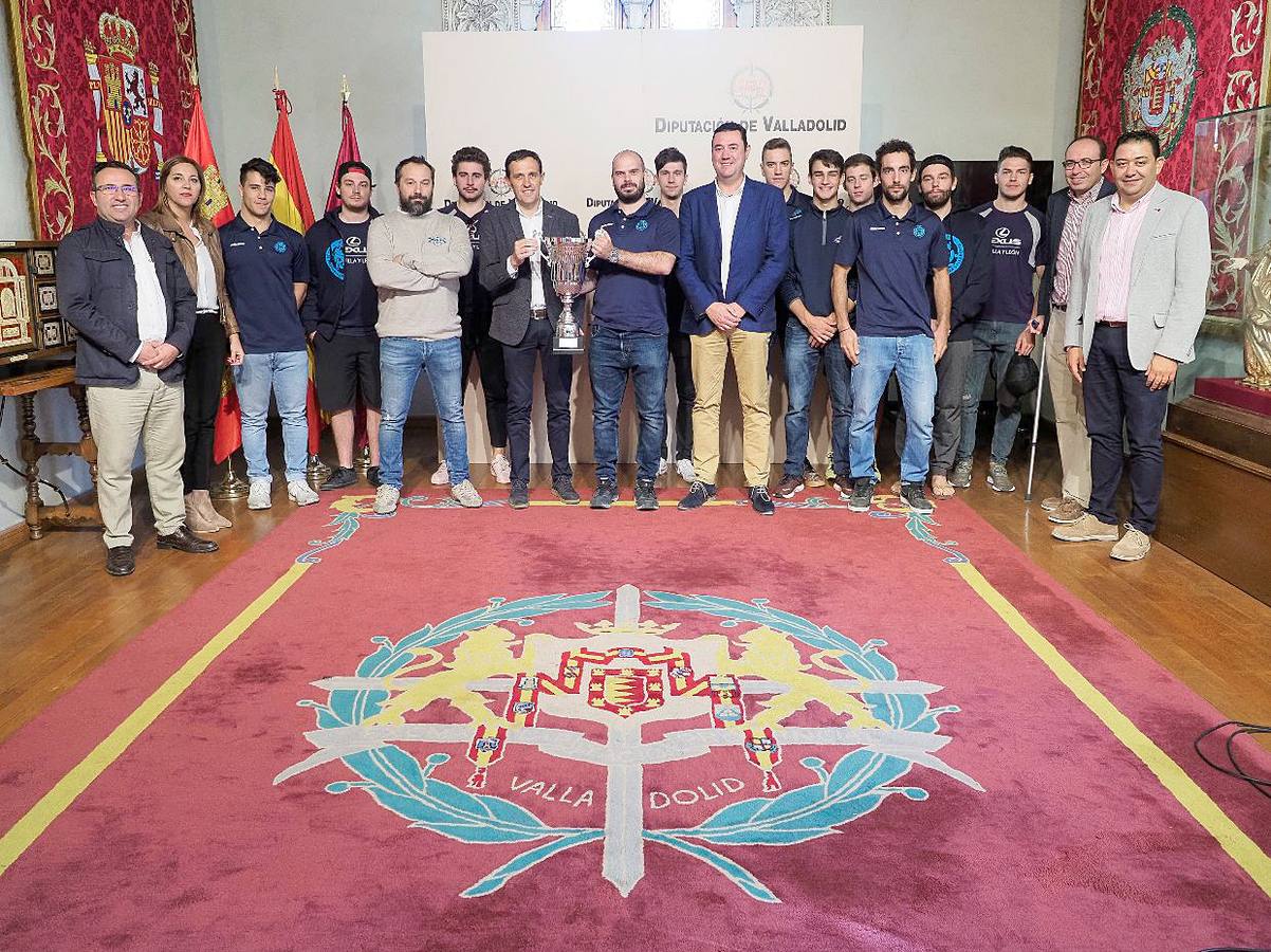 El presidente de la Diputación de Valladolid, Conrado Íscar, recibe al equipo del Club de Patinaje en Línea de Valladolid tras alzarse con la Supercopa de España el pasado 28 de septiembre.