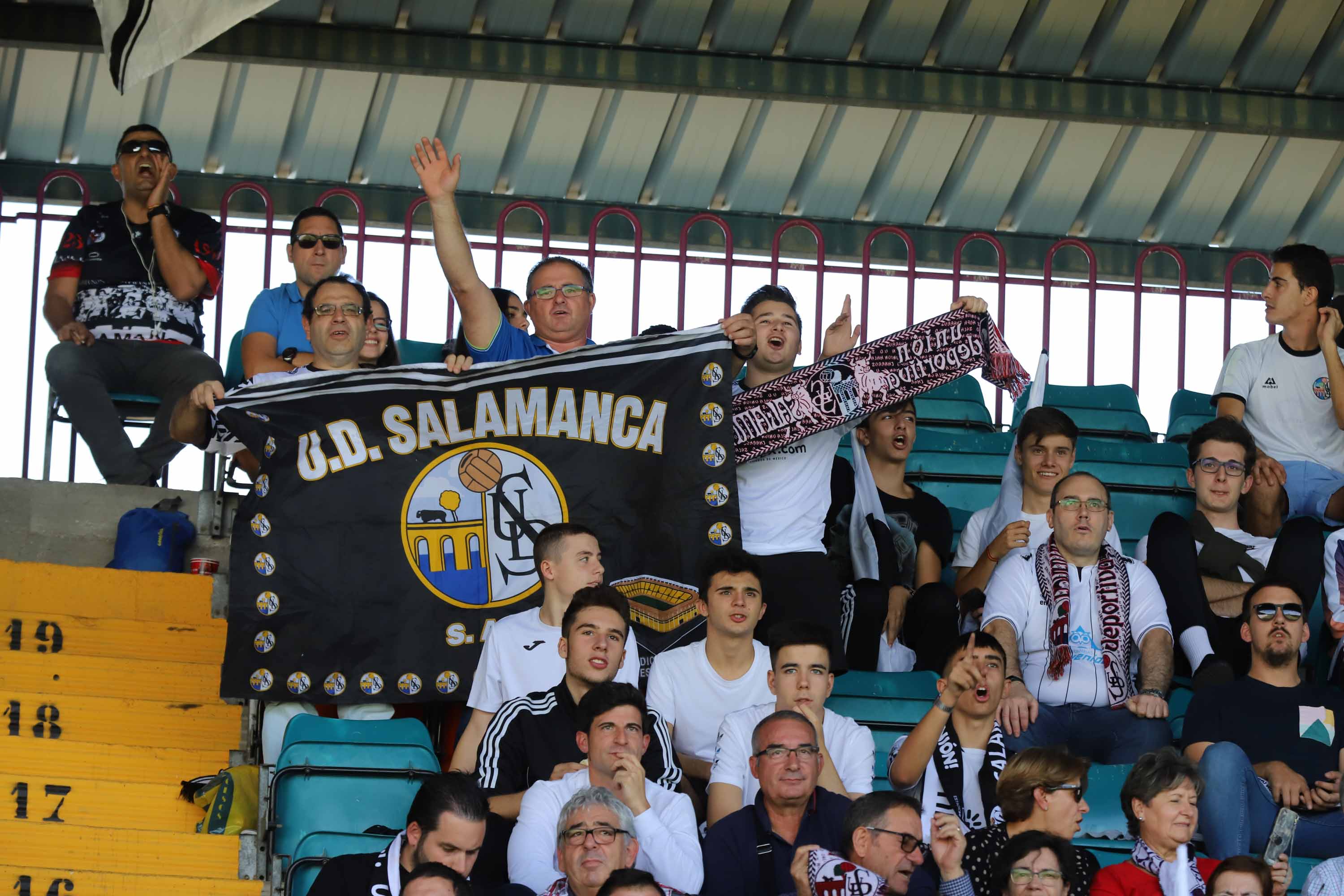 Un polémico gol desnivela el derbi que se llevó el Salamanca CF UDS con dos goles de Gio