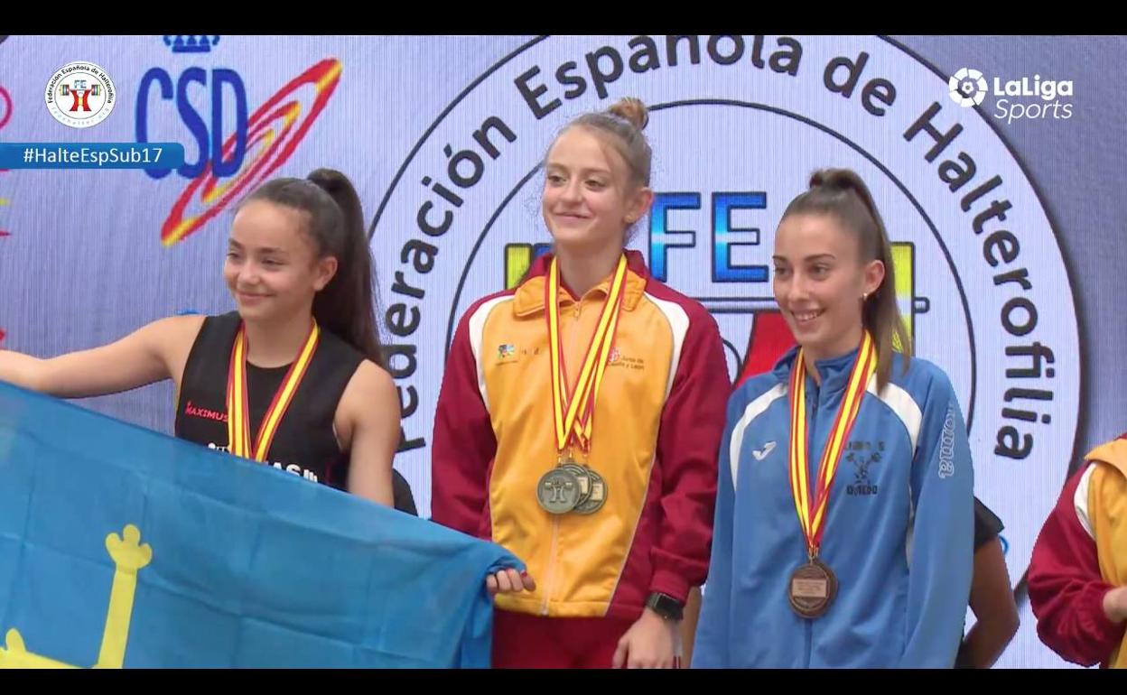 Marta, con sus medallas en el centro del podio. 