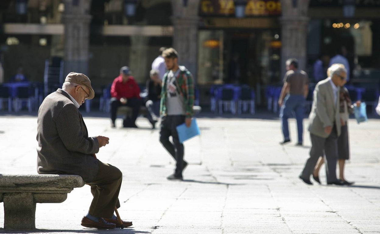 La Plaza Mayor, lugar de reuniones durante las mañanas de las personas mayores en la capital salmantina. 