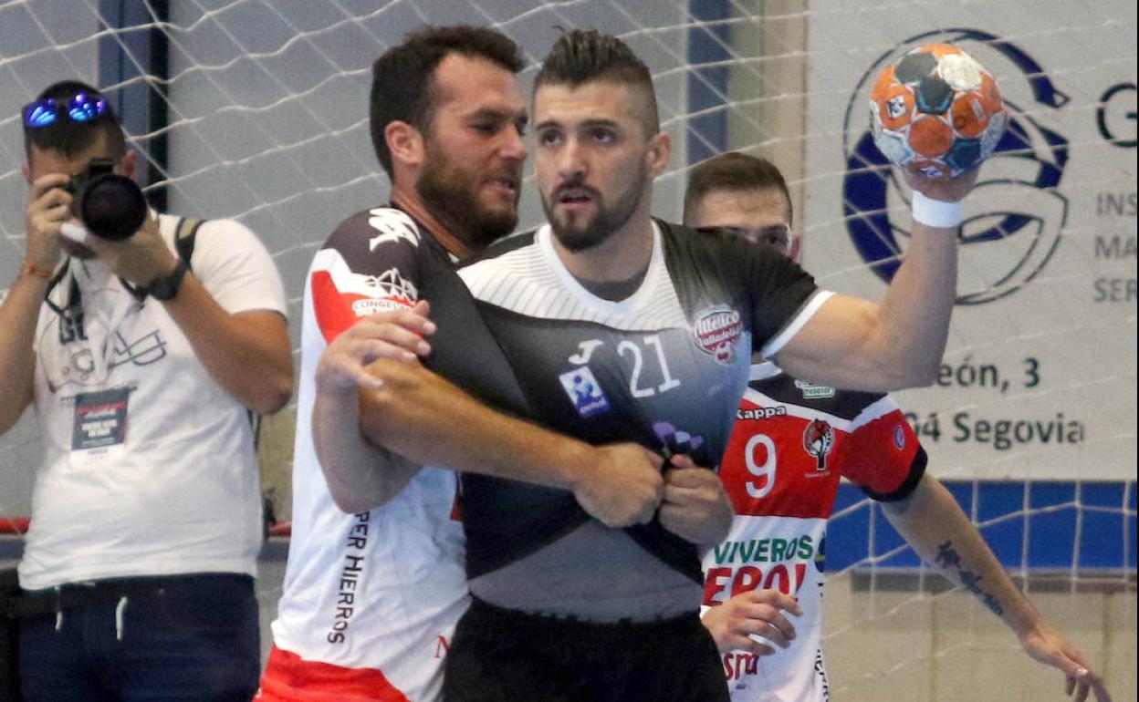 Darrío Ajo Villarraso defiende a un contrario durante un partido.