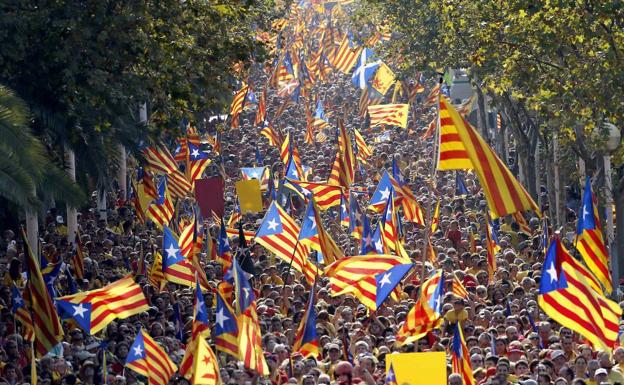 Concentración a favor de la independencia de Cataluña en las calles principales de Barcelona durante la celebración de la Diada de 2014. 