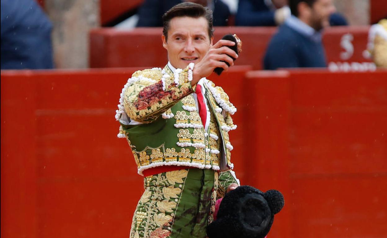 Diego Urdiales muestra el trofeo en la Glorieta. 