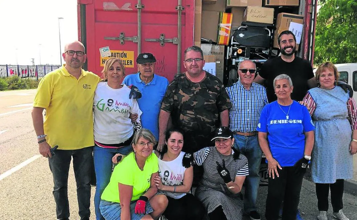 Roberto Vega, a la izquierda, y Roberto Arias, en el centro, junto a varios socios y voluntarios, tras cargar un camión para Gambia.