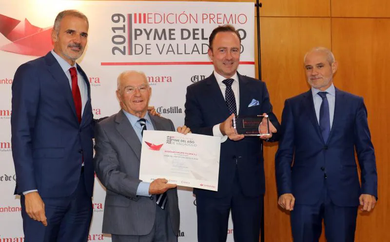 Víctor Lajo (Banco Santander), junto Jesús Yllera y su hijo Marcos, posan al lado del presidente de la Cámara de Comercio, Víctor Caramanzana. 