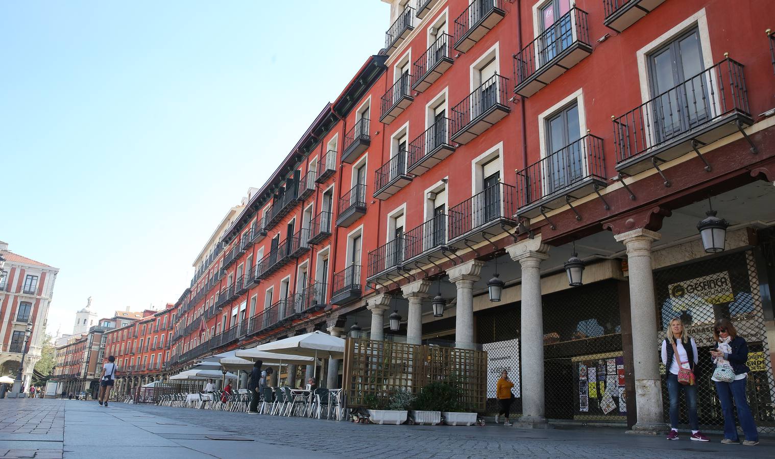 Un edificio de la Plaza Mayor de Valladolid ofrecerá otros nueve apartamentos turísticos. Es la segunda promoción que se autoriza en ocho días tras la concesión de licencia de obras para 14 en el inmueble de 'La Unión y el Fénix'.