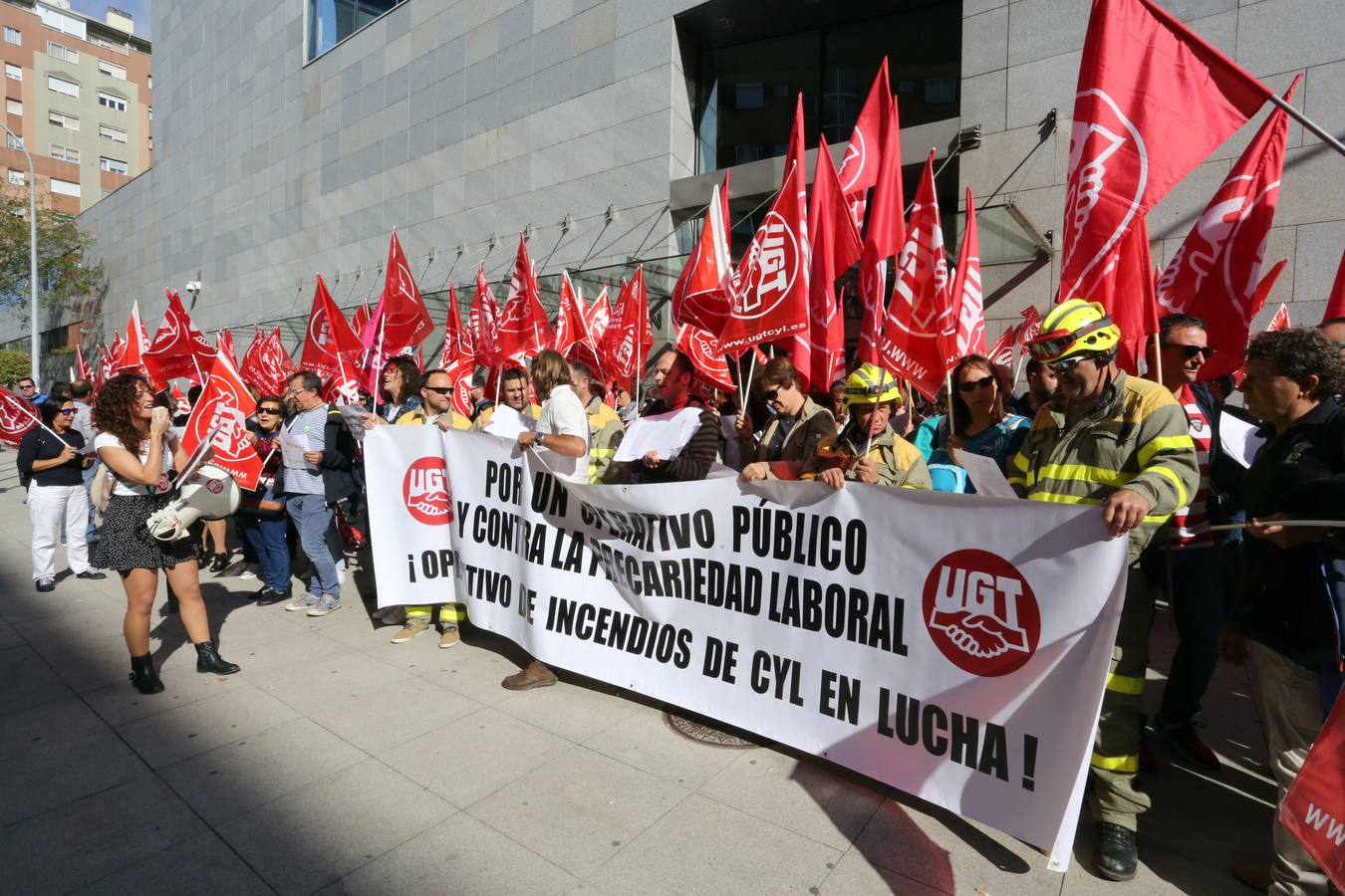 Más de un centenar de personas pertenecientes al personal fijo discontinuo del operativo de incendios dependiente de la Junta se concentra para protestar por la situación de precariedad laboral en la que se encuentra el operativo de incendio y exigir que se corrijan los incumplimientos que afectan a este personal.