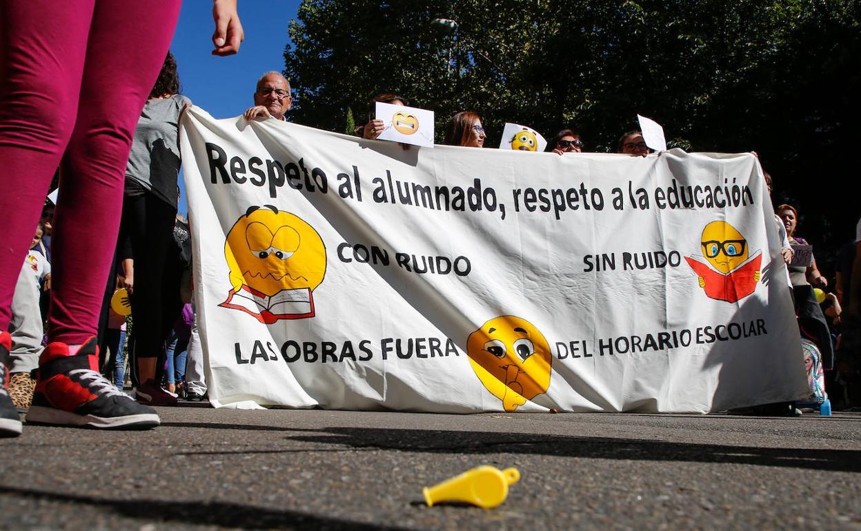 Imagen de la pacarta que lucen en sus proptestas por las obras los padres del coelgio Juan Jaén