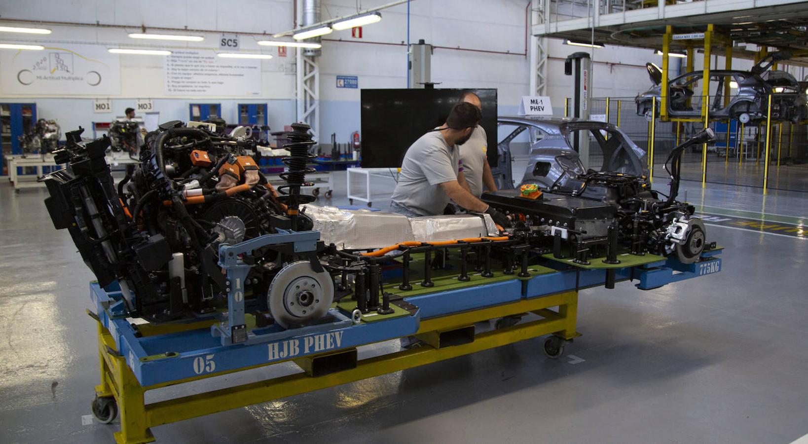Fotos: El Rey Felipe VI visita la factoría de carrocería y montaje de Renault Valladolid