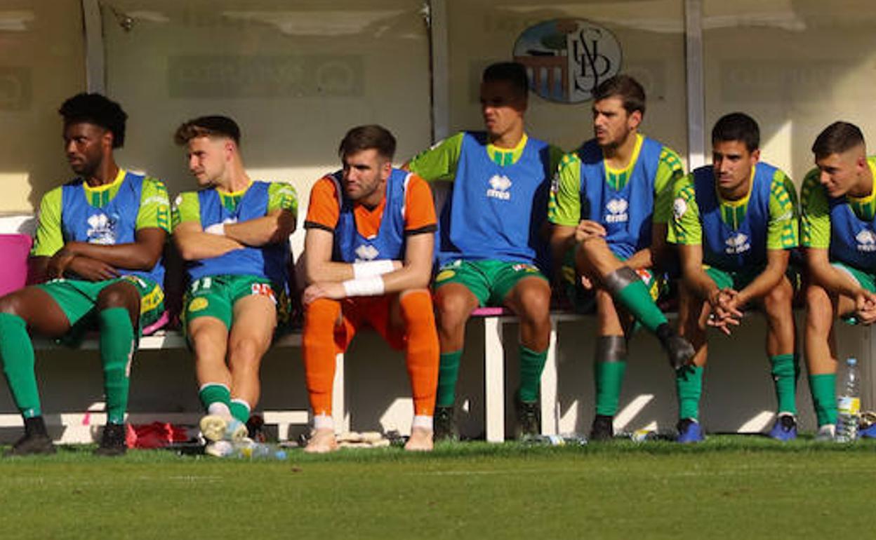 Carlos de la Nava, en el banquillo en el Helmántico. 