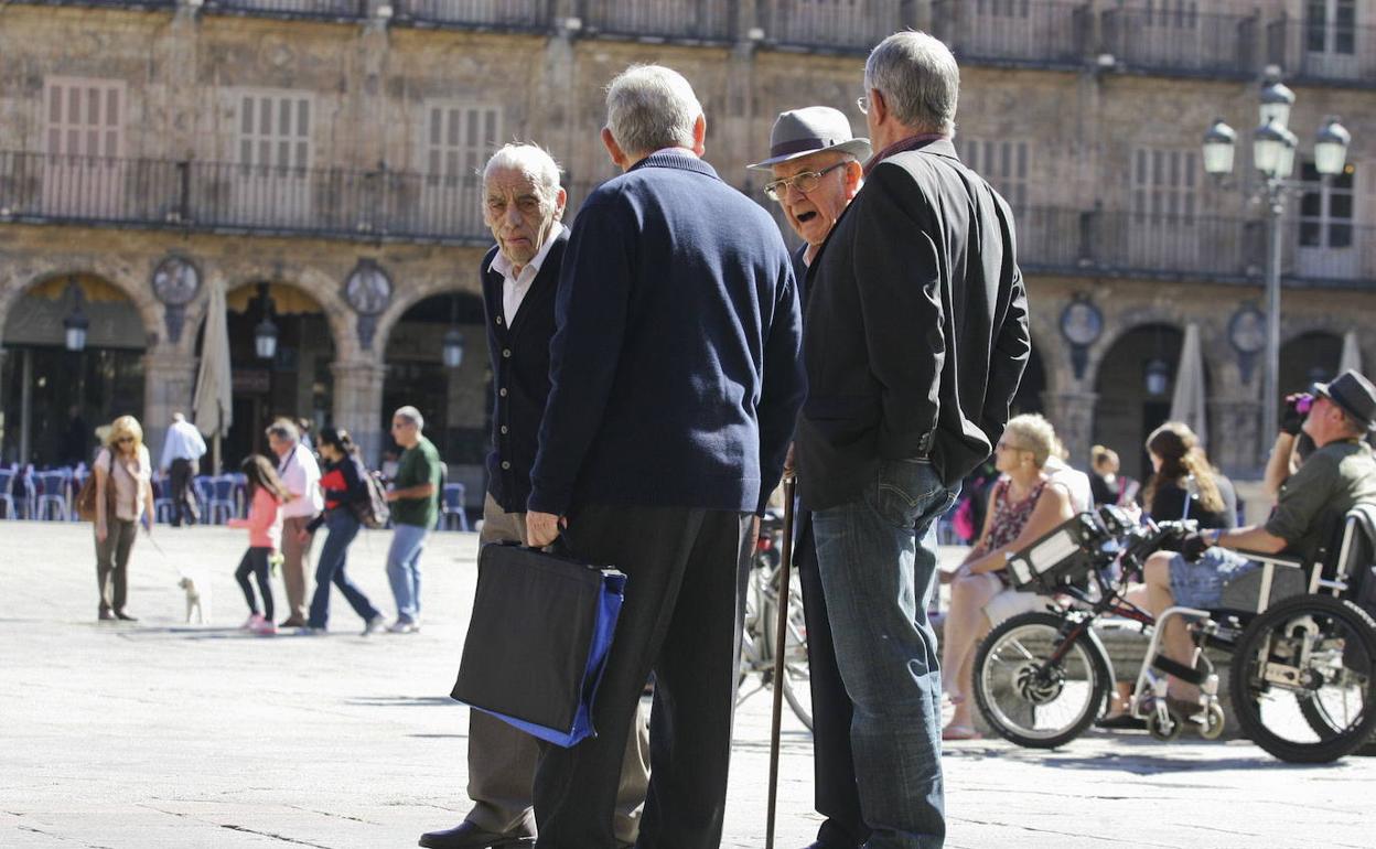 Un grupo de personas mayores pasea por la Plaza Mayor de Salamanca