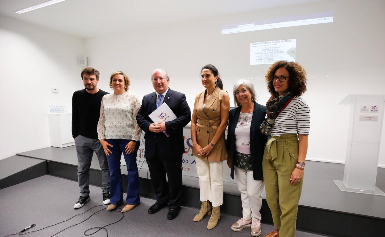 Enrique Cabero y Mili Pizarro (centro de la imagen) explicaron los contenidos del programa. 