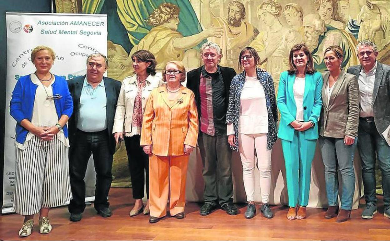Autoridades y miembros de la Asociación Amanecer con el pintor, ayer en el Torreón. 