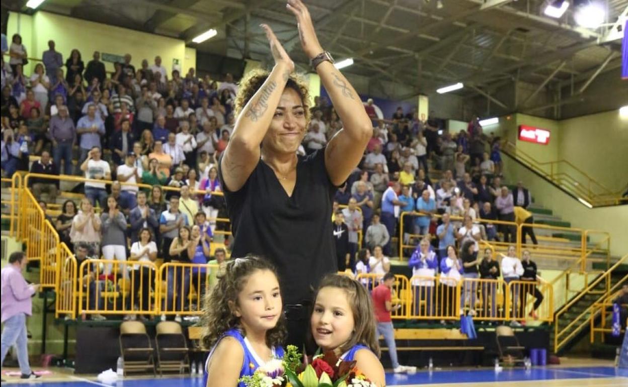 Erika de Souza se despide de la afición de Würzburg en el descanso del partido. 