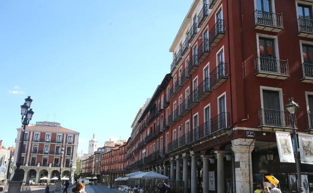 Lateral de la Plaza Mayor donde se encuentra el número 13, que albergará nueve apartamentos turísticos. 