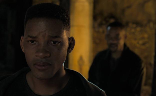 La versión digital y joven de Will Smith, junto al actor, en un fotograma de la película.