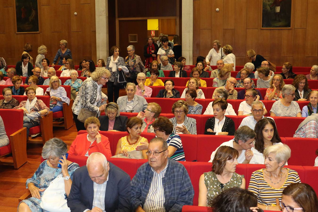 Ignacio Rosell pronunció la conferencia inaugural sobre 'los bulos de la salud' en un Paraninfo abarrotado por los estudiantes veteranos