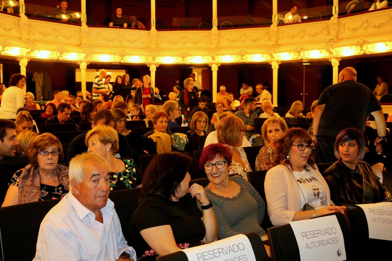 El teatro Principal se vistió de diseño, firmas de autor y de solidaridad en favor del pueblo saharaui. 